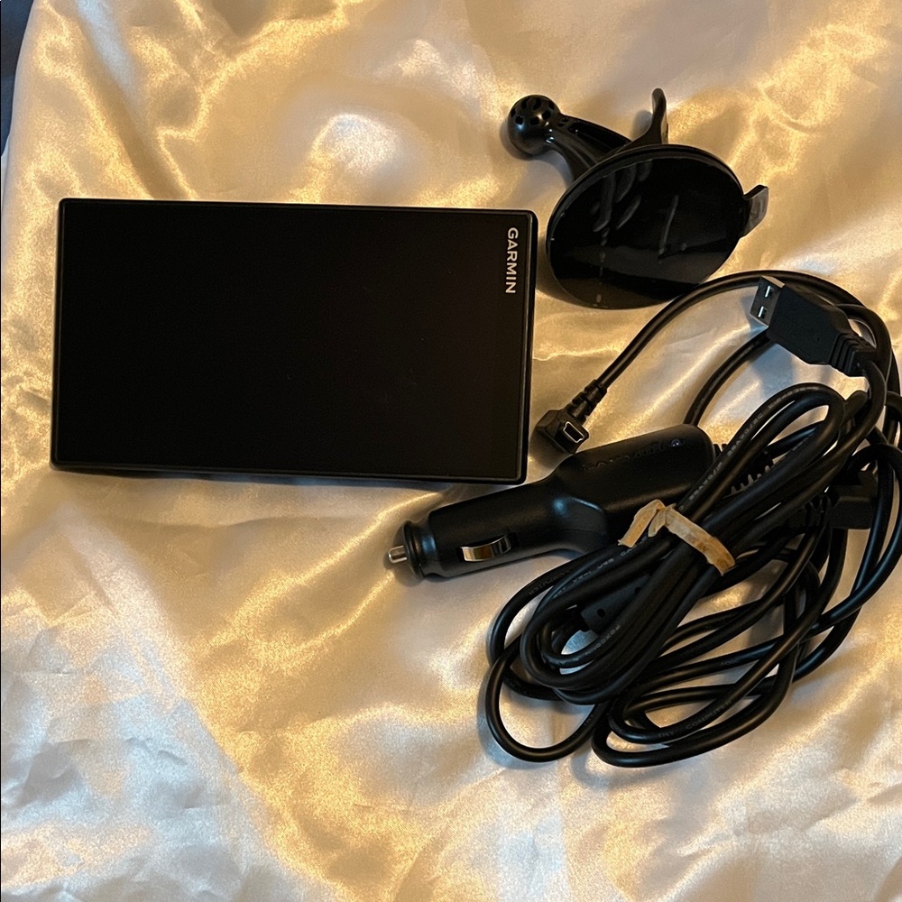 New Garmin 145-01615-12 Black GPS Device with Accessories
